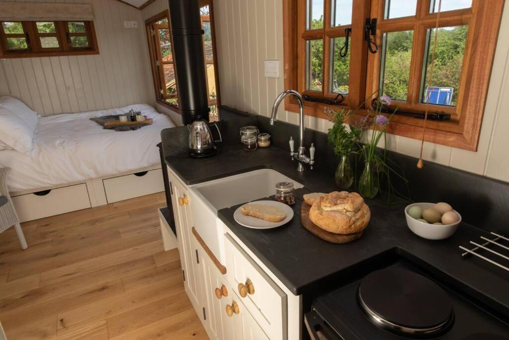 Luxury, Rural Shepherds Hut With Hot Tub Nr Bath Bristol Zewnętrze zdjęcie