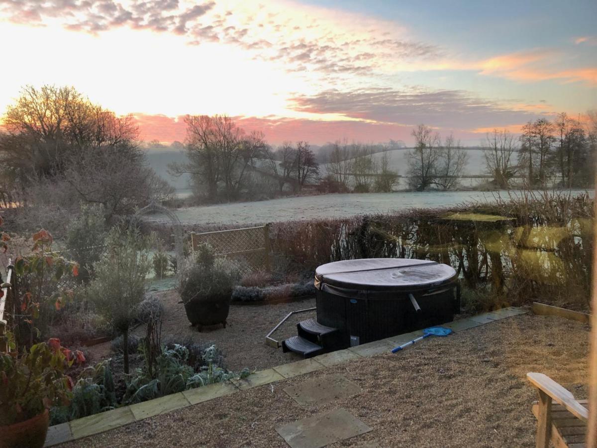 Luxury, Rural Shepherds Hut With Hot Tub Nr Bath Bristol Zewnętrze zdjęcie